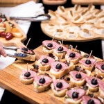 黑橄欖搭配煙燻火腿的鹹乳酪吃法，也能激盪出乳酪的另一種風味，一口就輕易抓住我們的味蕾。