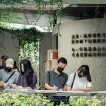 寫(xiě)下對(duì)新業(yè)說(shuō)的話(huà)，感謝當(dāng)日撥空參與的家族朋友們，在格子書(shū)席一隅，透過(guò)一字一句留下的回饋與鼓勵(lì)，新業(yè)珍藏於心。