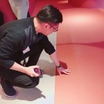 為孩子們打造一座健康無(wú)毒的遊戲室！嚴(yán)選健康綠建材的亞麻仁油地板，無(wú)毒且可生物分解，在遊戲室裡的大人小孩都舒適健康。