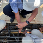 眾人齊心於樓頂安裝「噴金漆鋼筋」，古有云「上樑有如人之加冠」，不論在建築進度及民俗學(xué)上都極具意義。