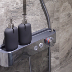 主、客浴裝載溫控沐浴龍頭，搭配貼心的檯面設(shè)計，減法的設(shè)計美學(xué)是專屬建築職人的巧思。