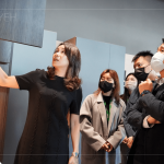 大雅廚具 張怡嘉執(zhí)行長(zhǎng)(左一) 詳細(xì)解說(shuō)各櫥櫃的設(shè)計(jì)規(guī)劃，流暢的操作動(dòng)線、系統(tǒng)化的收納與清潔，是新業(yè)職人選品的重要依據(jù)。