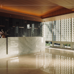 建築師巧妙運(yùn)用基地優(yōu)越的採(cǎi)光與通風(fēng)條件打造精緻小品建築，以「光盒子」為構(gòu)想核心，形塑出兼具自明性與神秘感的建築語(yǔ)彙。