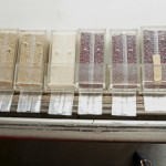 將包裝空氣抽除並封口，保持真空狀態(tài)，使白米、糙米與紅豆更能保鮮。