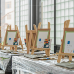 乘著9月夏日餘溫，相約家人，來到新業(yè)睿見R樓，屢屢陽光穿透玻璃窗，築一場畫布拾光。