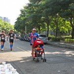 新業(yè)團(tuán)隊(duì)在賽程路上也捕捉不少令人感動(dòng)的風(fēng)景：小小跑者尚未能參與比賽，但媽咪成為強(qiáng)大且耐心十足的後盾，讓小小孩也感受場(chǎng)邊加油聲的熱情與支持。