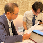 小組間透過面談紀(jì)錄表，交流對話，模擬面談時(shí)應(yīng)具備的技能，找到最適配職位、團(tuán)隊(duì)和公司文化的人才。(圖左一為新業(yè)建設(shè) 卓勝隆 董事長)