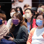 藝術(shù)家以開朗風(fēng)趣的演說風(fēng)格，讓賓客的心湖，蕩漾出縷縷的閒適感，迎來笑意盈盈的午後時光。