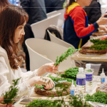 新鮮的雪松作為這次花圈基底，以手掌長(zhǎng)度為基本大小，並可自行修整雪松的茂密度與長(zhǎng)度，調(diào)整出理想中的花圈效果。