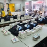 一份份的飯包按照配送的區(qū)域，一份份堆疊，也蘊(yùn)含著背後默默付出的愛與關(guān)  懷。