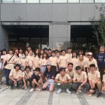 七天六夜東海建築營(yíng)的參訪除了觀峰再添一案，鏡頭轉(zhuǎn)到社會(huì)勞工住宅【新業(yè)宜家】，由楊世偉經(jīng)理(右一)及林宜鋒建築師（左一）帶大家探索生活的靈感與美感。