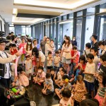 小朋友好奇盯著魔術(shù)師手中那可愛的小豬、小鴨造型氣球是怎麼成形的，殷殷期盼著早點拿到專屬於自己的氣球。