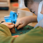 緊握木工刀，仔細(xì)認(rèn)真的刻劃出記憶中獨角仙的獨特紋路，製作出專屬的工藝品。