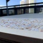 石毯是造景中常見的元素，減弱石材的粗獷感，不飽和的抿石色調帶進更多親切感，也讓視覺上顯得更輕盈。