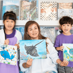 繽紛畫作、燦爛笑容，藉由相機(jī)留下美好記憶。