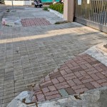 舊有的人行道鋪面，由不同時期修建，大部分已破損、不平整，學童出入易產(chǎn)生危害。（圖為成功國小附設幼兒園出入口）