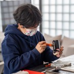 將滾輪上的油墨塗滿整面圖樣，均勻刷印，使印製出來的圖樣更豐富飽滿、活靈活現(xiàn)。