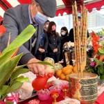 由新業(yè)建設(shè) 穆椿松名譽董事長起頭，斟上一杯敬天地的心，建築的初衷與懇求願得天地垂聽。