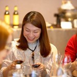 對比不同的葡萄酒，呈現(xiàn)出不同的紅色，有石榴紅、寶石紅及磚紅，依照老師的講解搭配品飲，了解最適切自己的口味。