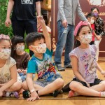 小探險家們排排坐，認(rèn)真的聽著大哥哥大姊姊的引導(dǎo)，興奮的舉手回答問題。