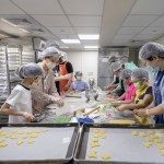 深入庇護(hù)工場(chǎng)的生產(chǎn)線，體驗(yàn)讓50位身心障礙者穩(wěn)定就業(yè)的工作場(chǎng)域，新業(yè)家族的大小朋友們，親身投入在製作烘焙品的樂(lè)趣之中。