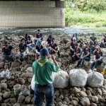 感謝荒野保護協(xié)會的帶領(lǐng)，在一袋袋垃圾前，我們嘗試閉上雙眼，感受風(fēng)吹過皮膚、聆聽大自然原有的各種聲音。