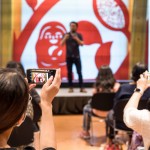 從晦暗的作品，得了大大小小的獎(jiǎng)項(xiàng)，轉(zhuǎn)而做帶給人幸福的工作，楊士毅用同樣的雙手，因?yàn)橐稽c(diǎn)點(diǎn)的美好心意，而造就不同的風(fēng)景。