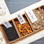 由老店舖中藥行調製而成的天然藥草配方，每一種都是植物藥草帶來的祝福，讓天然植物陪伴您過生活。