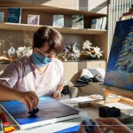 運(yùn)用海綿以輕拍的方式打底，會(huì)產(chǎn)生與刷子很不一樣的紋理效果，在分層上色時(shí)，海綿也能將顏色巧妙地融合在一起，為作品帶來(lái)深度。