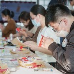 家人們聚精會神，為剪出理想的作品，需要仔細(xì)地、慢慢地動手，將對新年的展望
寄託於此。