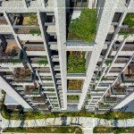 迎來(lái)風(fēng)、光、水、綠，錯(cuò)落的樹島陽(yáng)臺(tái)、與春夏秋冬呼應(yīng)的四季合院，大小喬木、灌木的垂直森林，更加生機(jī)盎然。