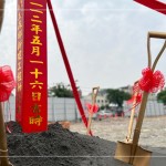 金鏟子落土，誠(chéng)心祈求，猶如一顆開(kāi)起夢(mèng)想的種子，扎根土壤，彷彿像孕育生命般，即將萌芽。