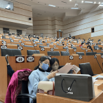 住戶們相互交流，匯總關(guān)於美好家園的嚮往，共同為未來制定出新的美好篇章。