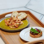 橄欖油在料理中有許多變化，當(dāng)天活動(dòng)示範(fàn)『芝麻葉番茄沙沙普切達(dá)』、『經(jīng)典橄欖油泡蝦』，讓住戶在家中也能輕易完成。