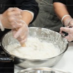 加熱拌勻的粉糊，使用搟麵棍持續(xù)攪拌1分鐘以上，為的是讓蘿蔔糕口感更有彈性、更有層次。