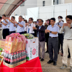 新業(yè)團(tuán)隊(duì)齊聚，心中滿懷期盼與感恩，眾人一心，手持炷香敬虔內(nèi)心，煙氣裊裊上升，願(yuàn)直達(dá)天聽(tīng)。