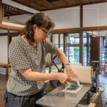 以滾輪均勻塗墨於雕刻圖樣，再透過壓輪機壓印紙面，使色彩更豐富飽滿、輪廓清晰。