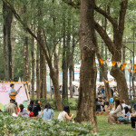 市集裡，樂(lè)曲輕揚(yáng)，舒緩五感，為日常多一點(diǎn)儀式感，細(xì)細(xì)品味。