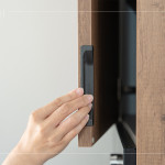 新業(yè)在櫥櫃設(shè)計上展現(xiàn)貼心巧思，不僅在櫃體設(shè)有凹槽，更加裝圓形的防撞墊，讓住戶每次開櫃都更順手、靜音。