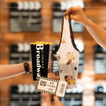 致贈新業(yè)設計「河貍款杯袋」，解放雙手輕鬆袋著走，可重複使用，為環(huán)境友善貢獻一份心意。