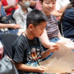 牛皮竟然這麼硬？！牛皮耐高溫、質(zhì)地堅韌且透光性強，常作為皮影戲偶的製皮來源，後續(xù)經(jīng)過畫稿、刻製、上色、組裝縫合、裝桿，造就一件件民俗工藝品。