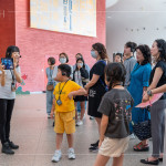 導(dǎo)覽員帶領(lǐng)住戶走訪臺(tái)中國家歌劇院，認(rèn)識(shí)獨(dú)特的建築工法，探索每一處細(xì)節(jié)背後的故事。