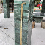 八角亭柱上嵌著一段『黃銅尺標(biāo)』，刻上130公分的位置，這是量測(cè)樹圍的基準(zhǔn)，也是歲月的起點(diǎn)，將數(shù)字除以2.5便能估略樹的年齡。