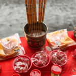 建築職人團(tuán)隊(duì)齊聚，慎重且誠(chéng)心，持煙香祭拜，將心願(yuàn)直達(dá)天聽(tīng)。