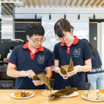 當(dāng)天大多數(shù)為初體驗(yàn)的同仁，互相請(qǐng)益、交流，每一步驟不得馬虎，為的是將這最真切的禮物，送至獨(dú)居長輩、身心障礙者手中，為今年端午節(jié)增添另一份手感溫度。