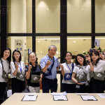 新業(yè)建設(shè) 名譽(yù)董事長 穆椿松賢伉儷(中) 到場參與活動盛事，一同支持藝文日的舉辦，親身感受舞臺劇魅力!