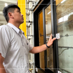 氣密窗經(jīng)過反覆的施加風(fēng)壓後，營(yíng)建部同仁再三確認(rèn)窗框是否有變形的問題，及運(yùn)行上是否順暢。