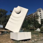 義大利藝術家Filin Gheorghi的石雕作品「東海之眼」。人象徵著宇宙的縮影，而人的雙眼雖微小卻似能看透時空，直視古往今來，可觀照、仰視，蘊含無法想
像的龐大能量。