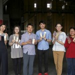 新業(yè)認(rèn)養(yǎng)霧峰益全香米已近十個(gè)年頭，今年秋分前夕由新業(yè)建設(shè) 邱正光副總（左三）帶領(lǐng)新業(yè)同仁樂當(dāng)一日小農(nóng)，進(jìn)行碾米初體驗(yàn)。