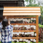 日式伝言板，每一位家族朋友們的句句美好，繫上祝福滿(mǎn)滿(mǎn)的紅繩，希望手寫(xiě)的溫度，能夠保存於每一位的心中。